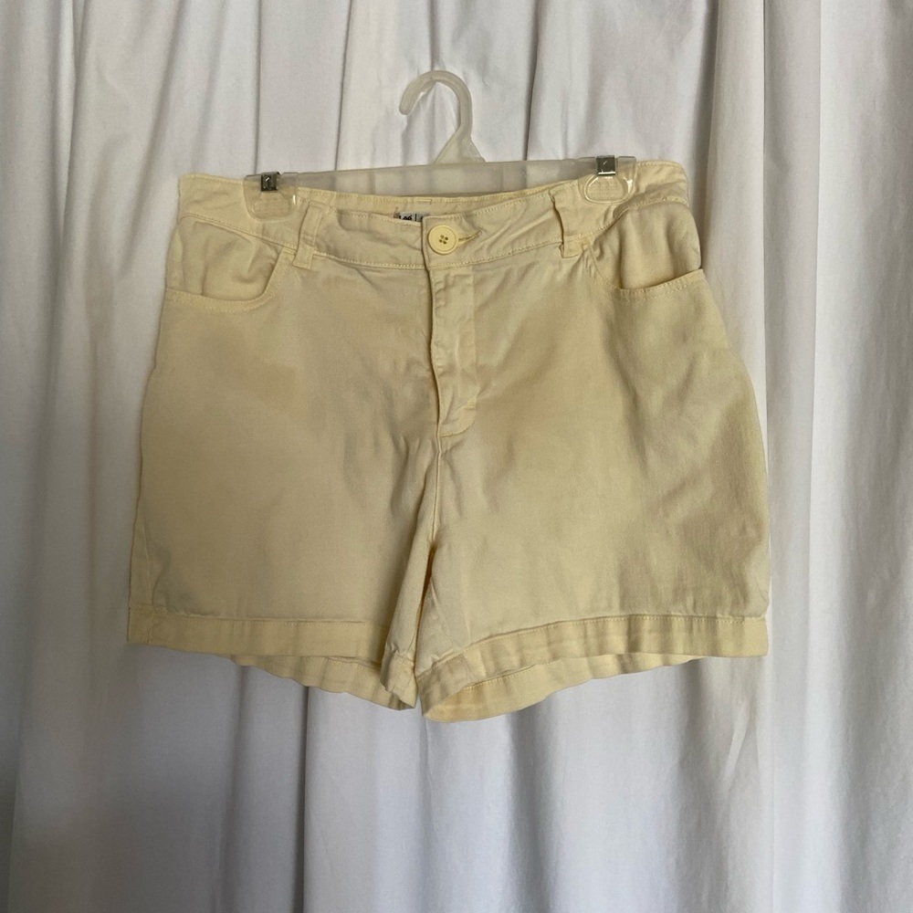 Lee Vintage 𝅺Size-10 Faded Banana Yellow, Jean Styled Above the Hips Shorts-old - Picture 4 of 11